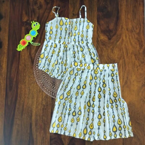 “Girls’ white romper and skirt set with yellow teardrop print – 2-piece summer cotton outfit”