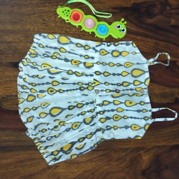 “Girls’ white romper and skirt set with yellow teardrop print – 2-piece summer cotton outfit”